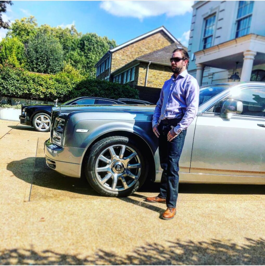 private bodyguard London - close protection officer waiting discreetly for his principal